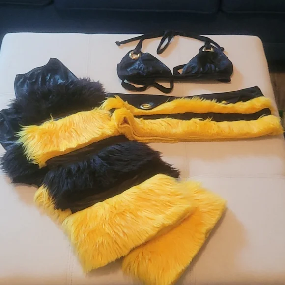 Sexiest bee costume ever! - Picture 3 of 7